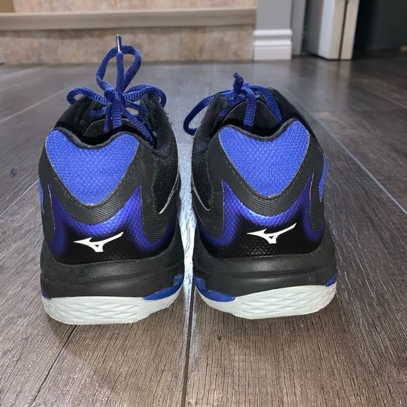 Mizuno’s volleyball court shoes - Picture 3 of 3